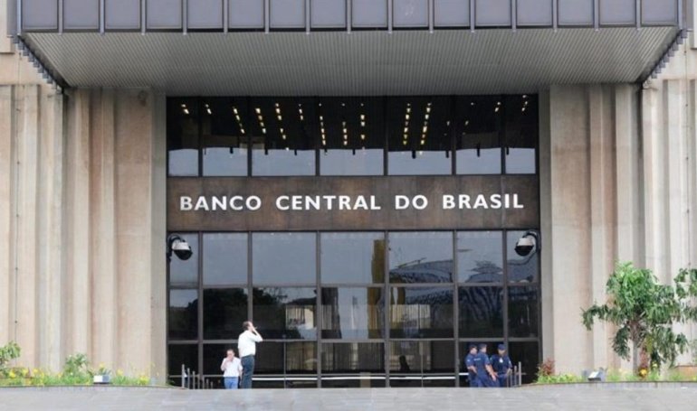 Brazil Central Bank Warns De-Dollarization Still Far Off