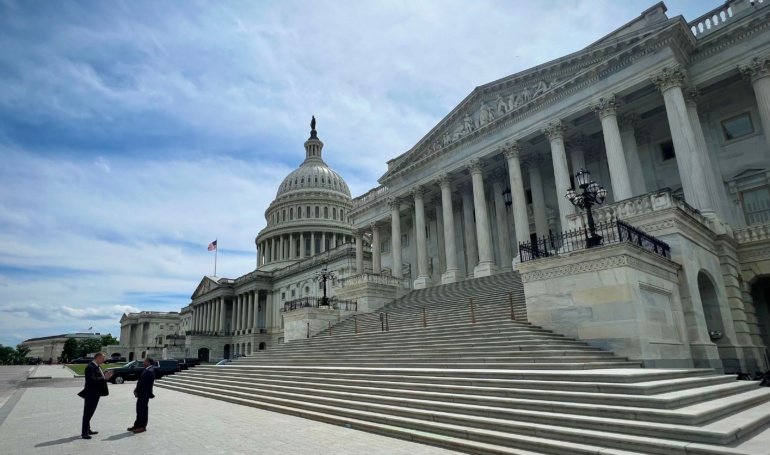 Senate’s New Stablecoin Draft Doesn’t Target Trump’s Crypto, Tweaks Big-Tech Approach