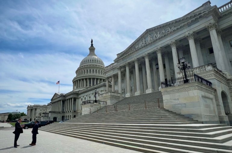 Senate’s New Stablecoin Draft Doesn’t Target Trump’s Crypto, Tweaks Big-Tech Approach