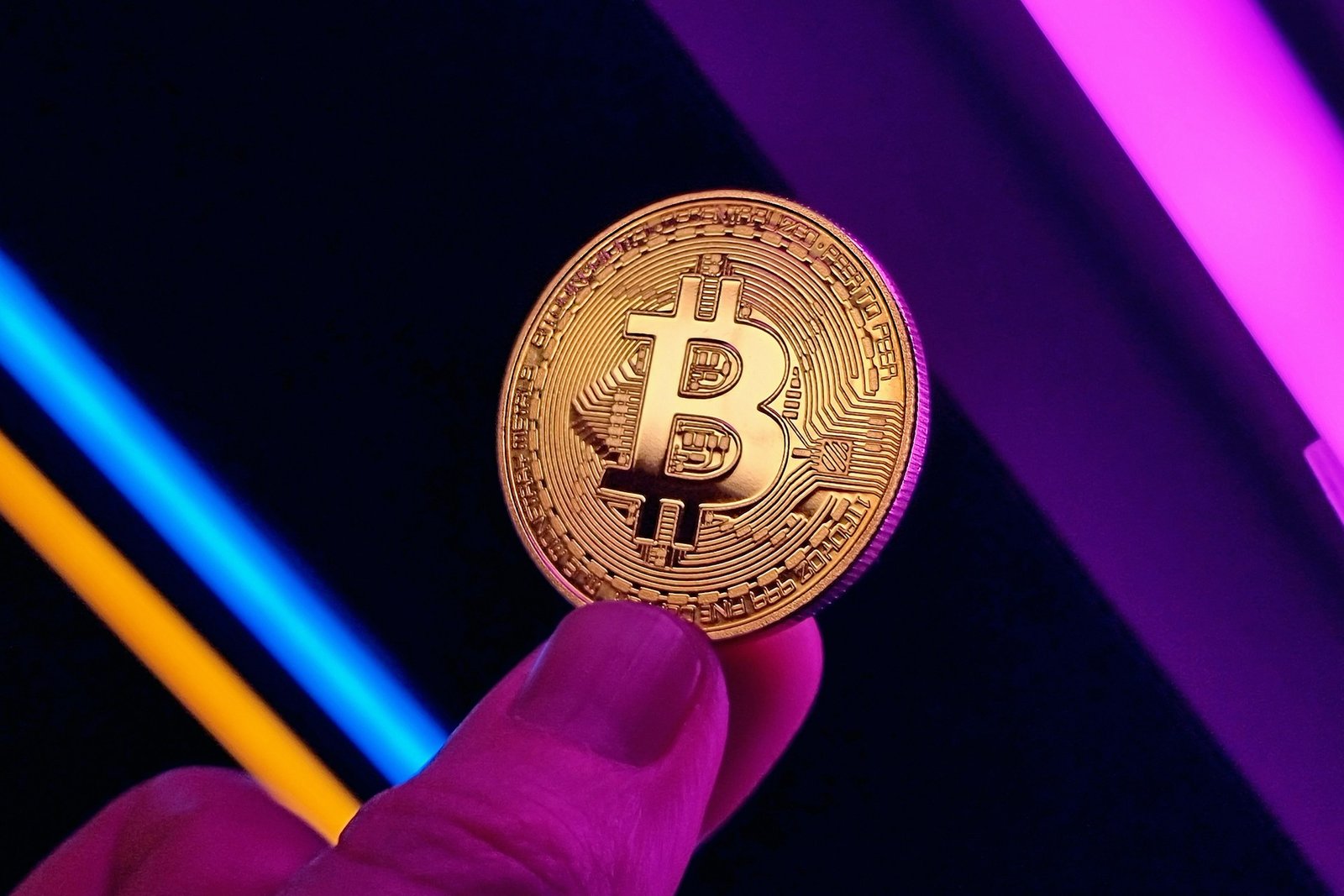 Bitcoin Poised For Rally As Geopolitical Tensions Ease And Inflation Expectations Fall
