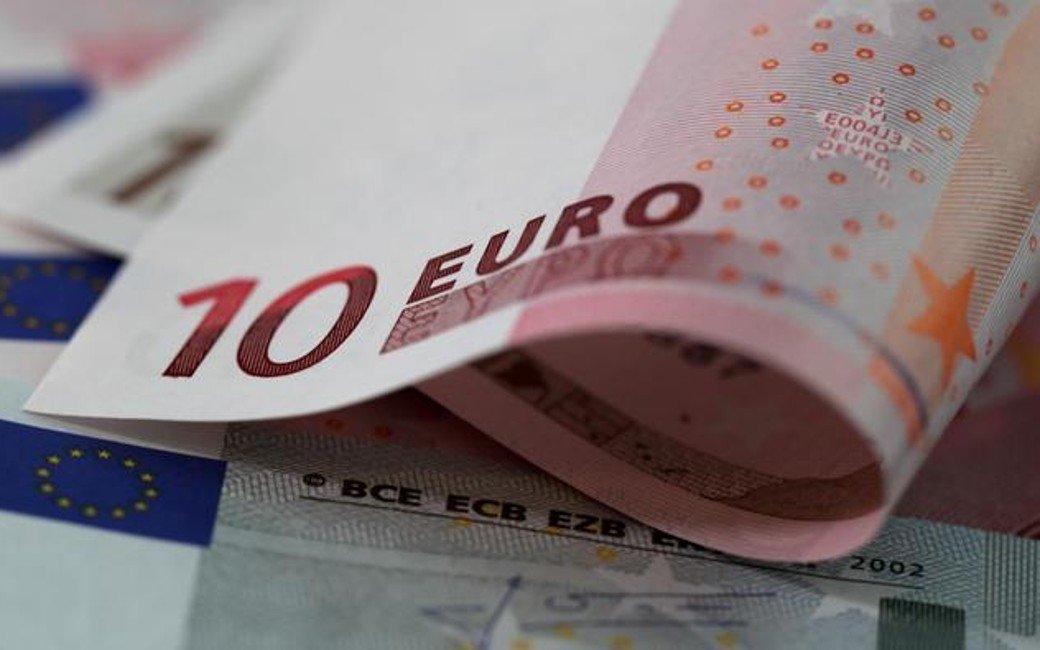 HSBC Sees Euro at 1.20 as De-Dollarization Accelerates