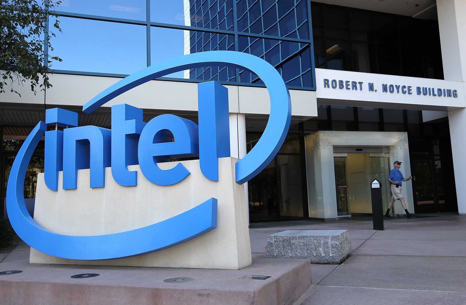 Intel (INTC) To Lower Expenses, Expand AI: Will the Stock Rise?