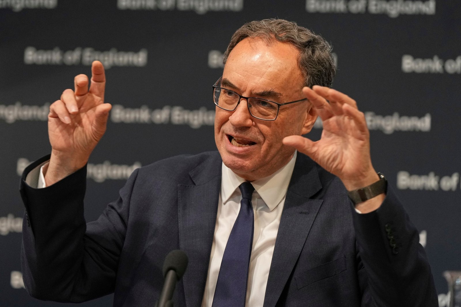 Andrew Bailey Slams Bank Stablecoins, Contrasts With Trump’s Pro-Crypto Wave: The Times