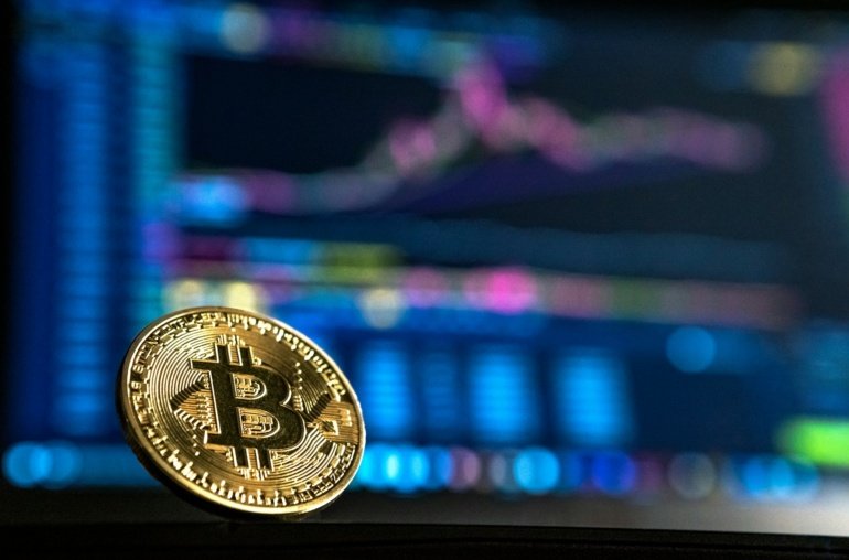 Bitcoin Holds Key Level Amid Rejection, Analysts Suggest Caution
