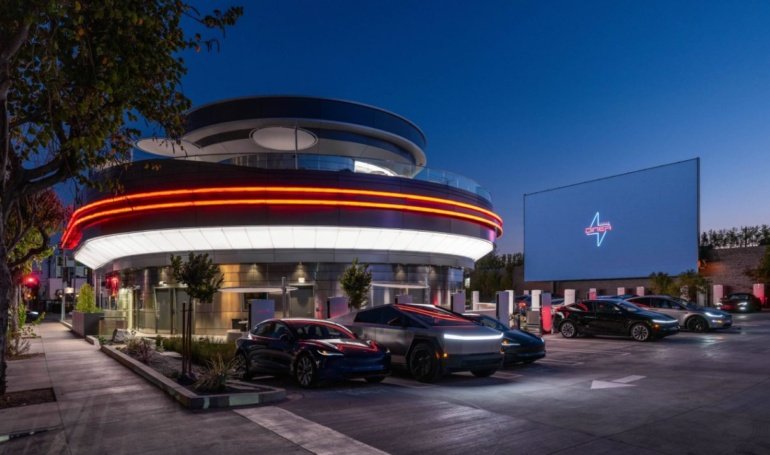 TSLA Eyes 0 as Diner Boosts Revenue Hopes