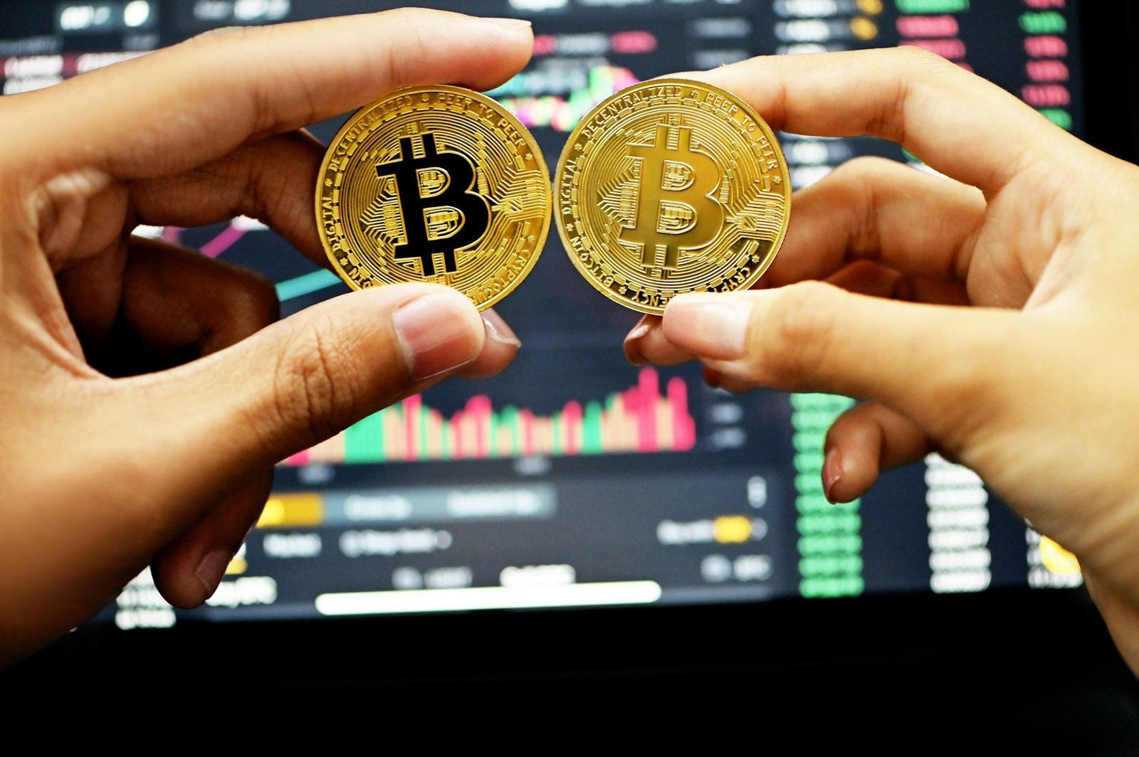 Bitcoin Holds Near 9,000 As Lower Leverage Reduces Correction Risk
