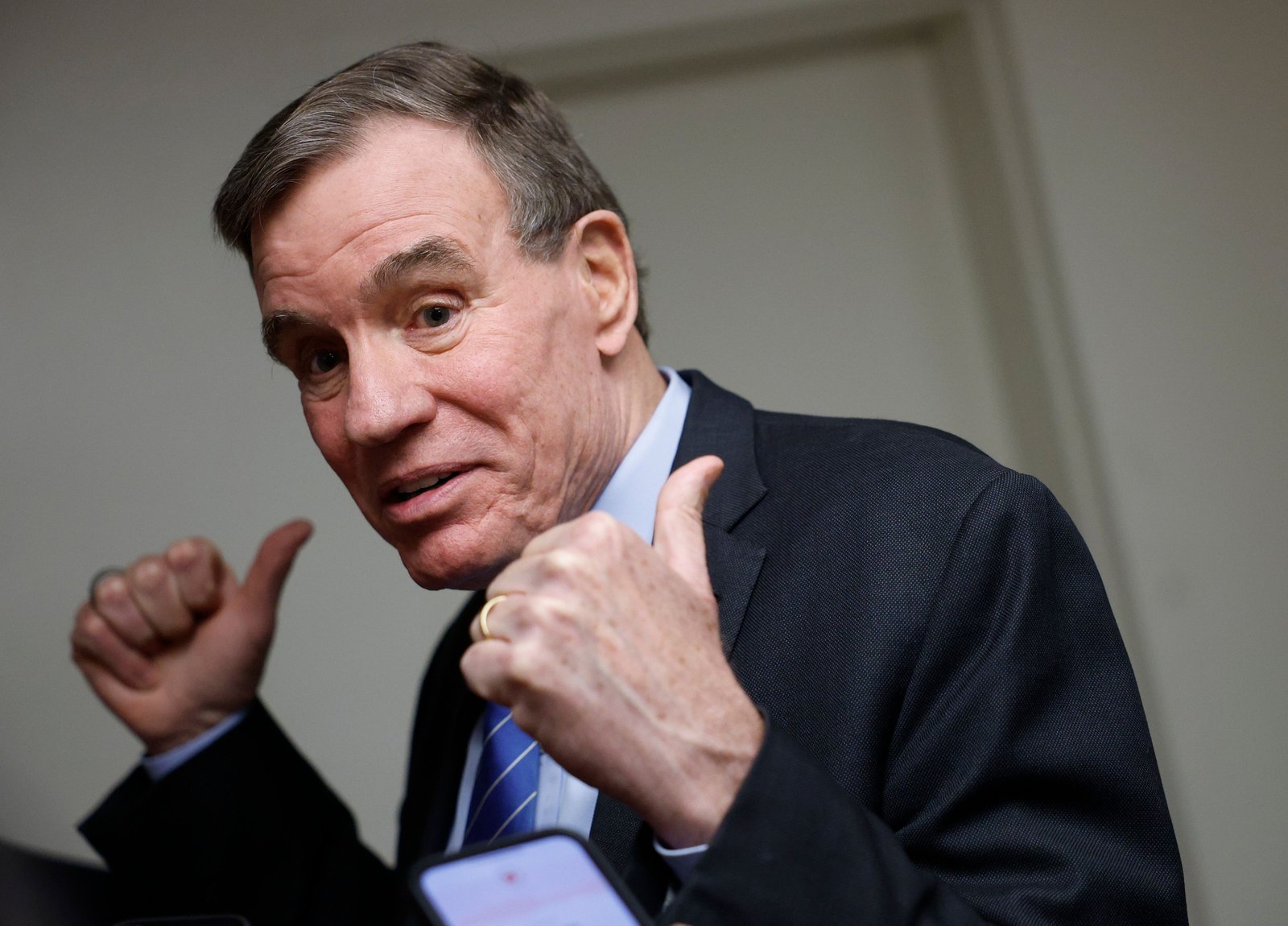 Crypto’s U.S. Policy Aims May Pivot on Resistance from Democratic Senator Warner