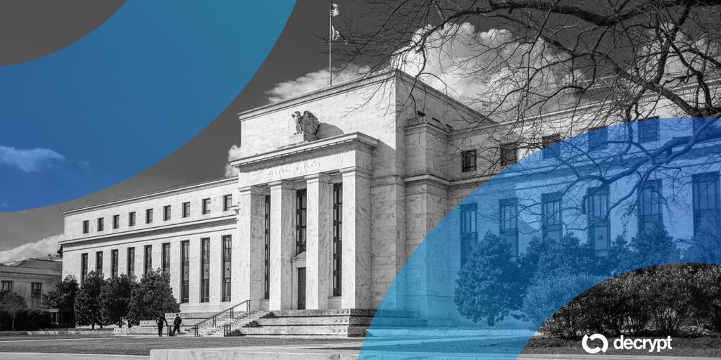 Fed’s Top Banking Regulator Floats Allowing Staff to Hold Crypto