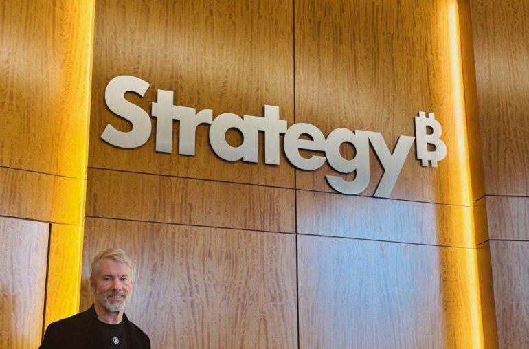 Strategy (MSTR) Stock Crashes 12% as Bitcoin Hits ,000