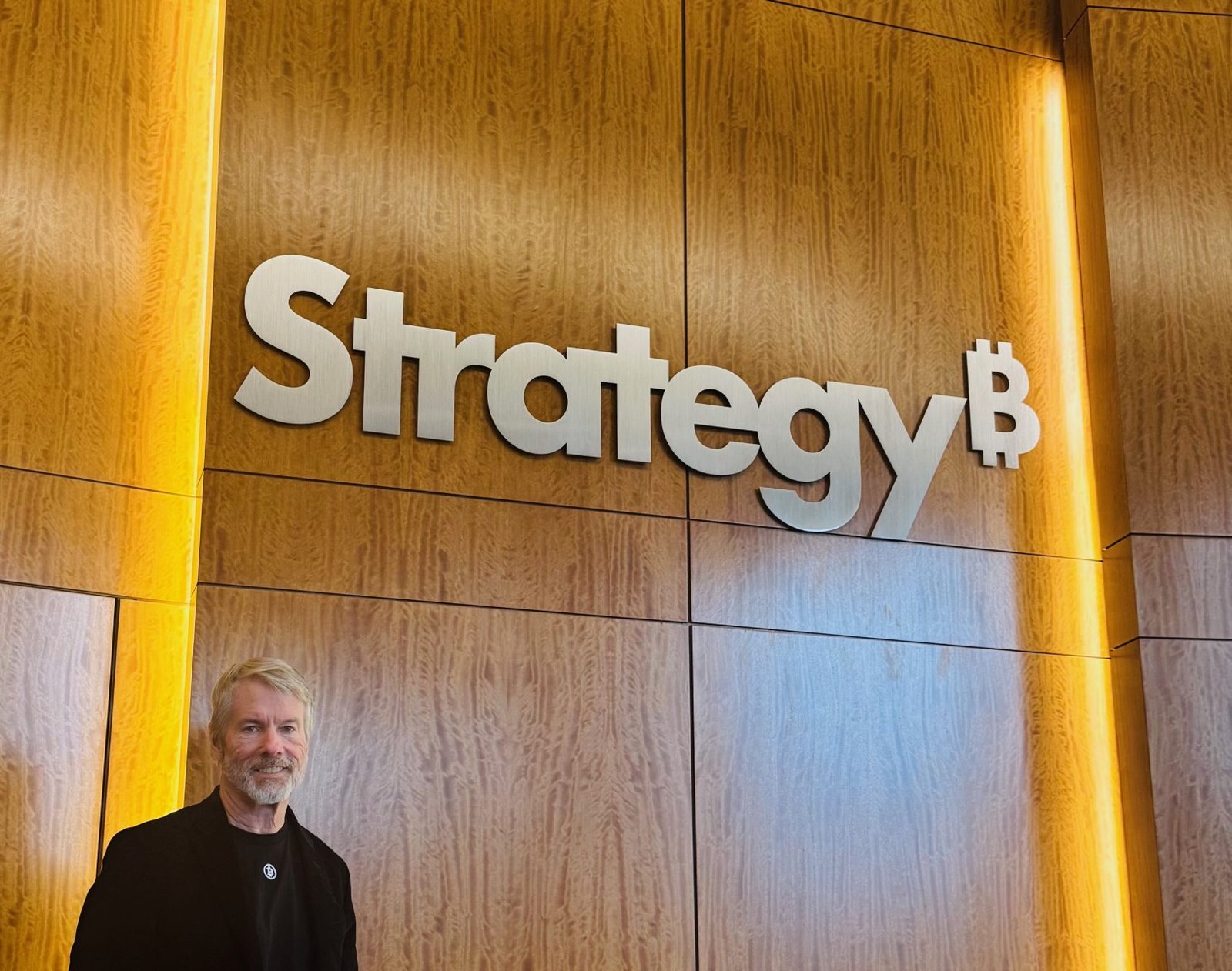 Strategy (MSTR) Stock Crashes 12% as Bitcoin Hits ,000