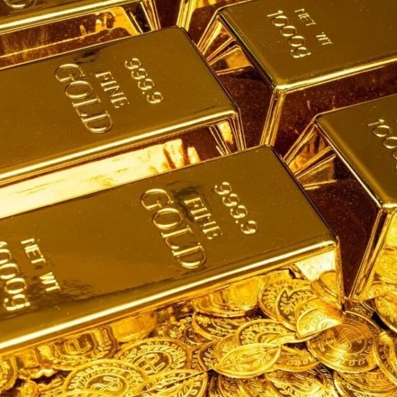 Brazil Cuts Dollar Holdings, Adds 42 Tons of Gold