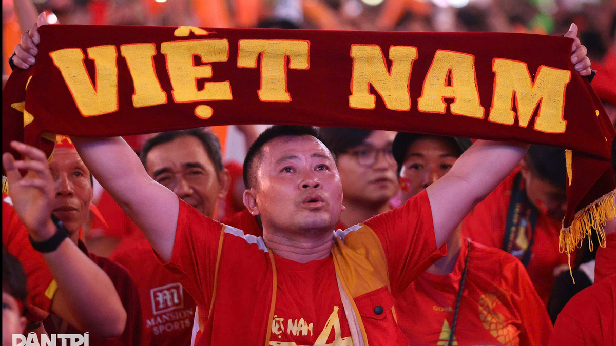 Vietnamese fans take to the streets to celebrate victory over Thailand.