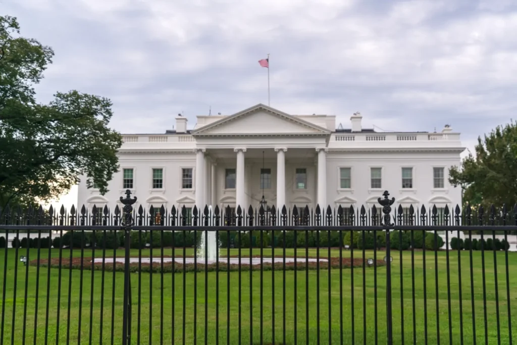 Trump Shows ‘Strong Commitment’ to Clarity Act in White House Meetings With Crypto, Finance CEOs Trump Shows ‘Strong Commitment’ to Clarity Act in White House Meetings With Crypto, Finance CEOs