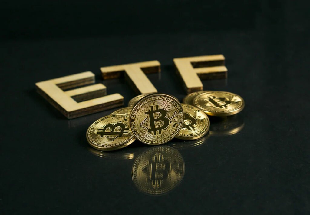 Bitcoin ETFs see $731M inflow surge Bitcoin ETFs see $731M inflow surge